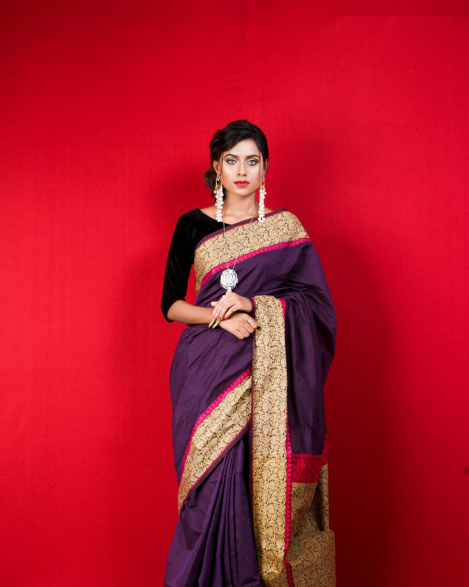 A LIRVANA karigar at work on a handloom